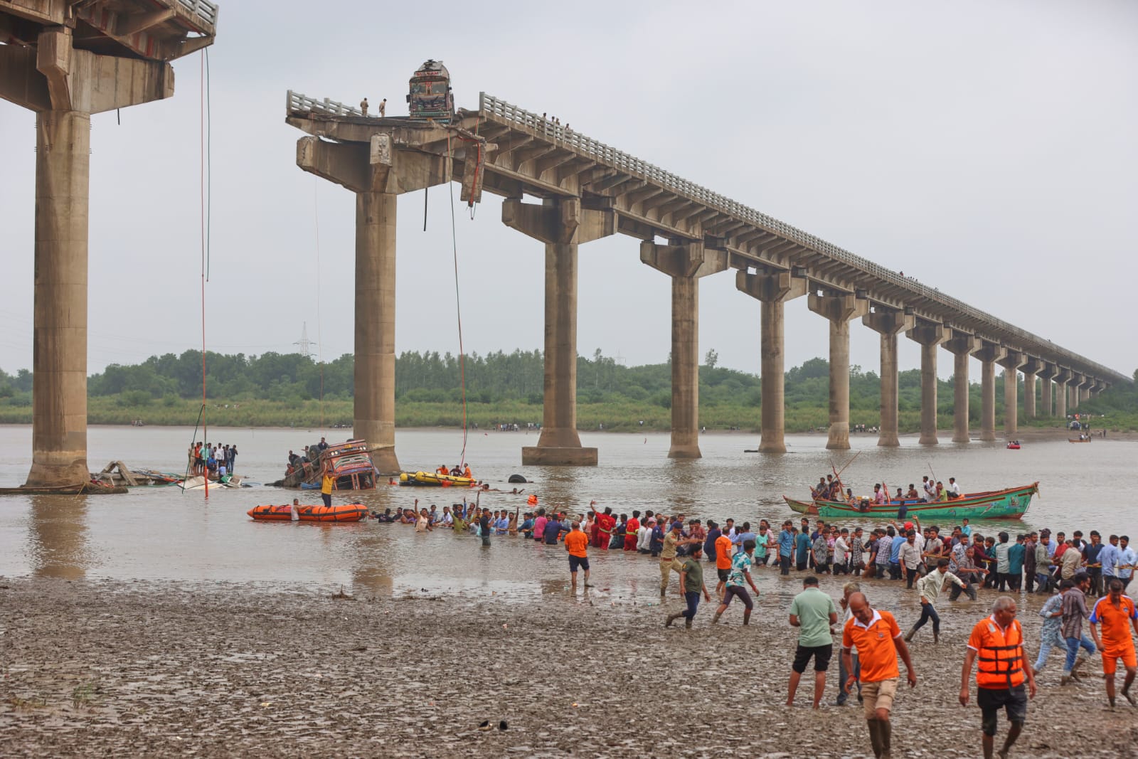 गुजरात के वडोदरा में पुल गिरा, परिवार समेत 11 लोगों की दर्दनाक मौत Gambhira bridge