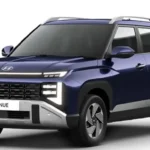 "नई Hyundai Venue 2025 नीले रंग में दिखाई दे रही है, जिसकी कीमत ₹7.90 लाख से शुरू होती है। बैकग्राउंड में ऑरेंज रंग के साथ हिंदी में लिखा है — 'नई Hyundai Venue 2025 लॉन्च: कीमत सिर्फ ₹7.90 लाख से शुरू, फीचर ऐसे जो दिल जीत लें!' यह प्रमोशनल इमेज सोशल मीडिया पोस्ट के लिए तैयार की गई है