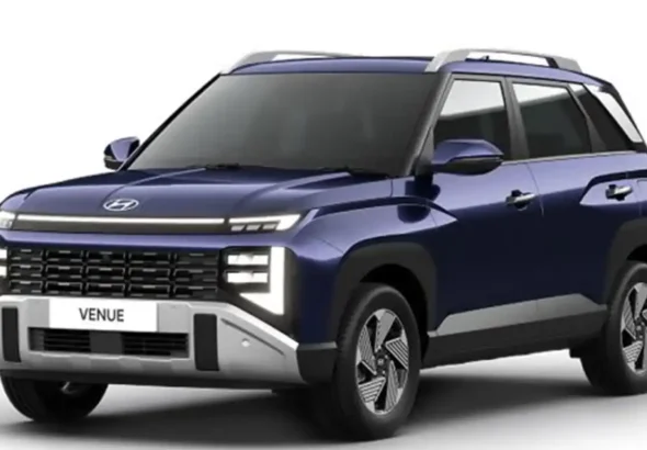 "नई Hyundai Venue 2025 नीले रंग में दिखाई दे रही है, जिसकी कीमत ₹7.90 लाख से शुरू होती है। बैकग्राउंड में ऑरेंज रंग के साथ हिंदी में लिखा है — 'नई Hyundai Venue 2025 लॉन्च: कीमत सिर्फ ₹7.90 लाख से शुरू, फीचर ऐसे जो दिल जीत लें!' यह प्रमोशनल इमेज सोशल मीडिया पोस्ट के लिए तैयार की गई है