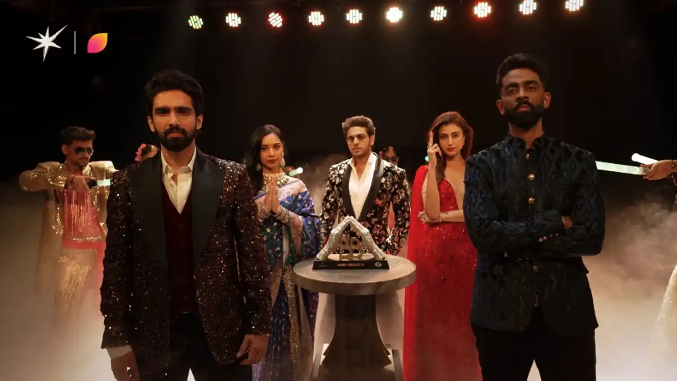 “Bigg Boss 19 Grand Finale top 5 finalists Amaal Mallik, Gaurav Khanna, Tanya Mittal, Farhana Bhatt and Pranit More with Salman Khan.”