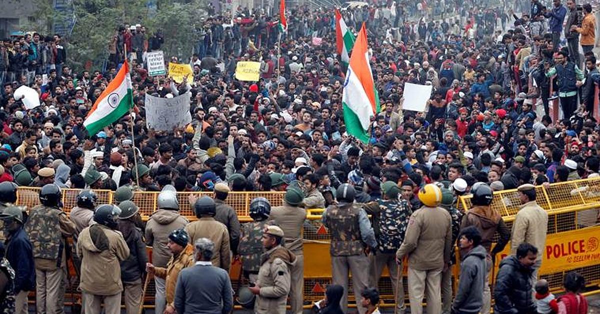 "CJP संसद चलो प्रोटेस्ट ब्लॉग थंबनेल — दिल्ली जंतर मंतर पर प्रदर्शनकारियों की भीड़ का चित्रण, हेडलाइन: छात्रों पर लाठीचार्ज और आंसू गैस, 20 जुलाई 2026"